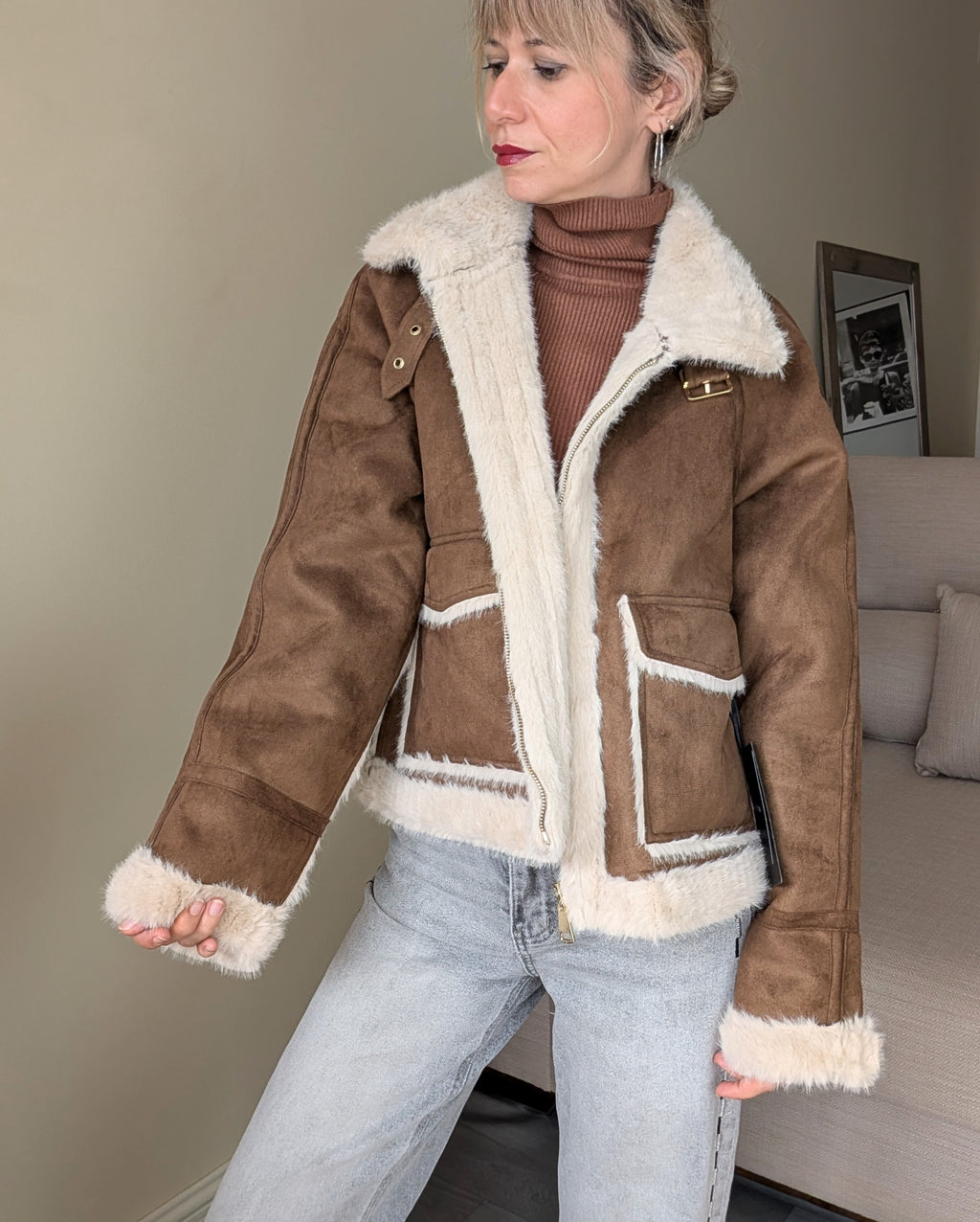 Chaqueta marrón abierta con cuello y ribetes de pelo crudo, vista frontal.
