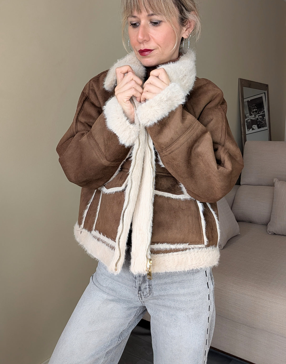 Chaqueta marrón con cuello subido y detalle de pelo en los puños.