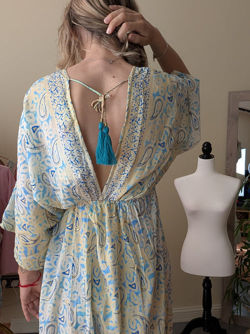 Vestido largo con espalda al descubierto y detalle decorativo