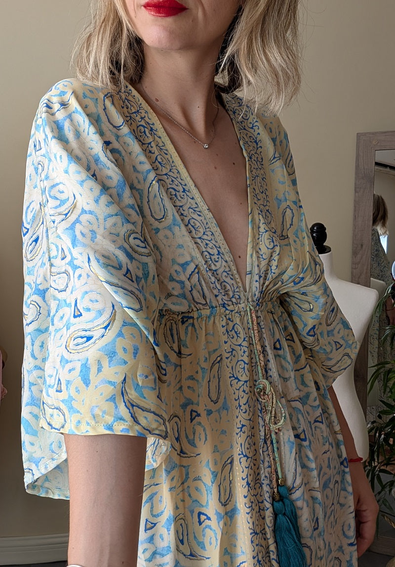 Detalle del estampado y tejido fluido de vestido largo