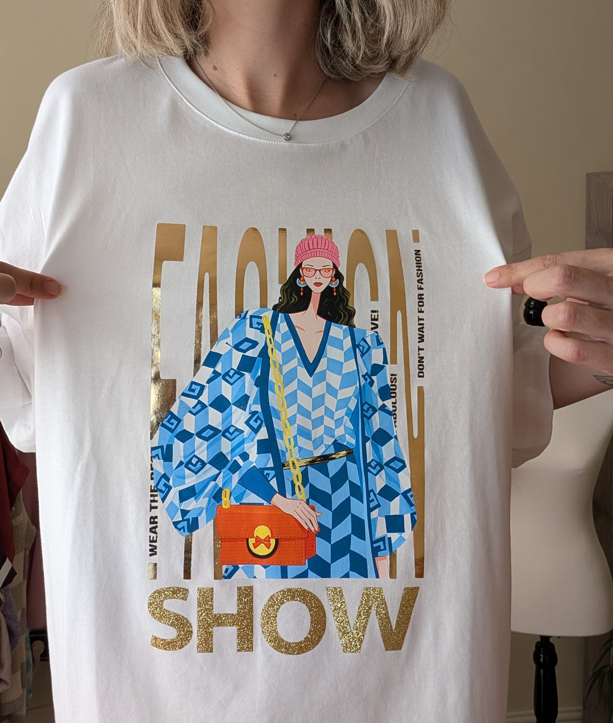 Detalle del estampado de la camiseta oversize blanca