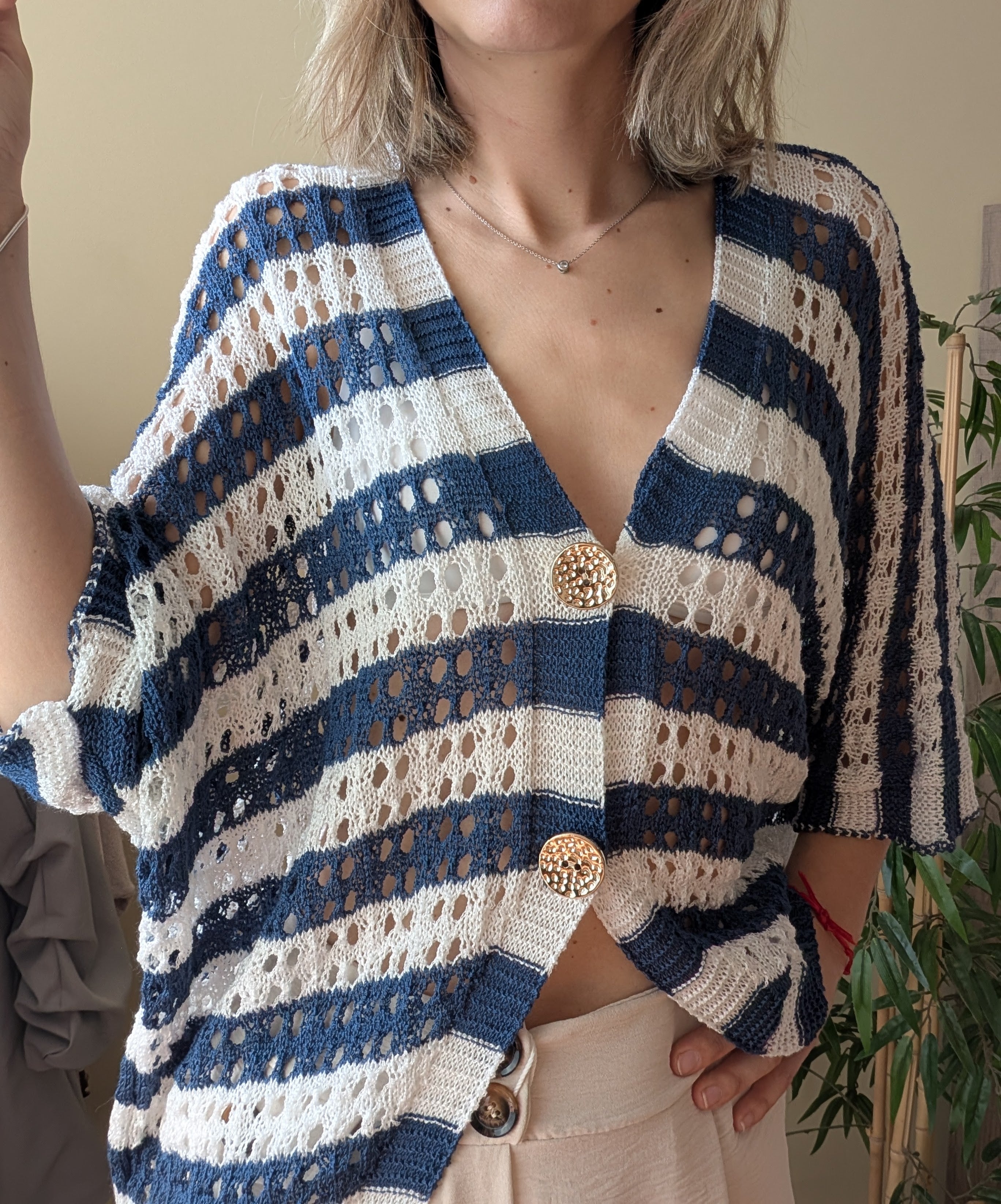Chaqueta calada de punto azul y blanco con botones dorados