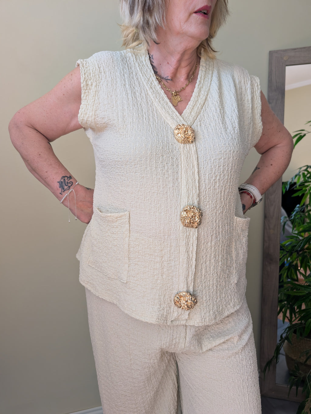 Conjunto beige de chaleco y pantalón ancho para mujer