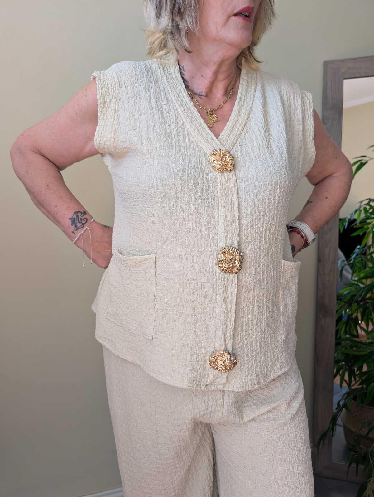 Conjunto beige de chaleco y pantalón ancho para mujer