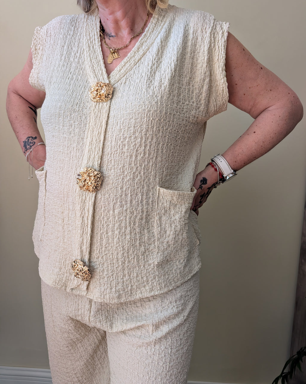 Pantalón beige de pierna ancha del conjunto