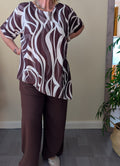 Conjunto marrón de blusa con estampado de ondas y pantalón de pierna ancha