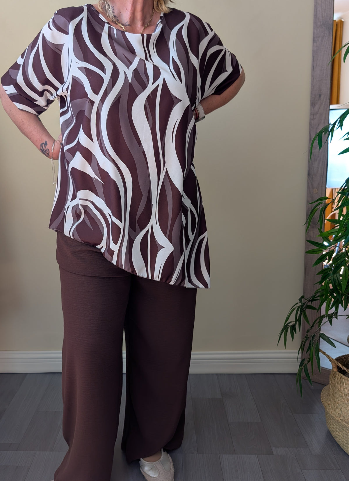Conjunto marrón de blusa con estampado de ondas y pantalón de pierna ancha