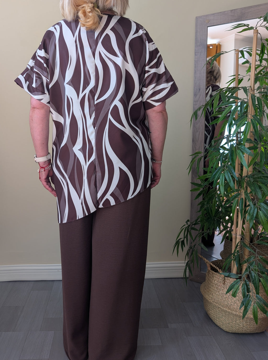 Conjunto marrón de blusa estampada y pantalón ancho para mujer