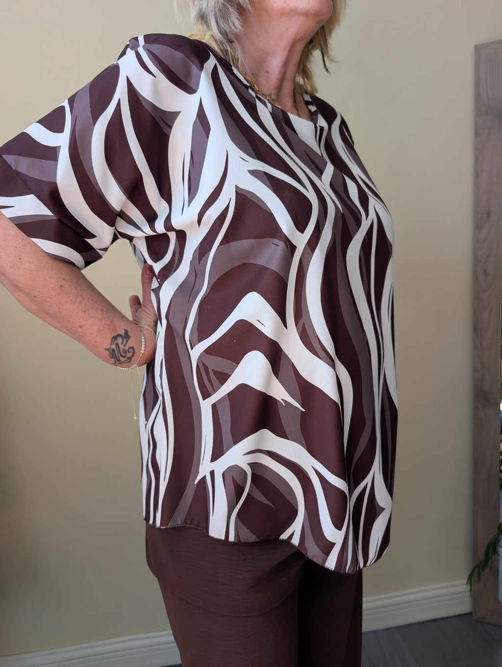 Blusa marrón amplia con estampado de ondas