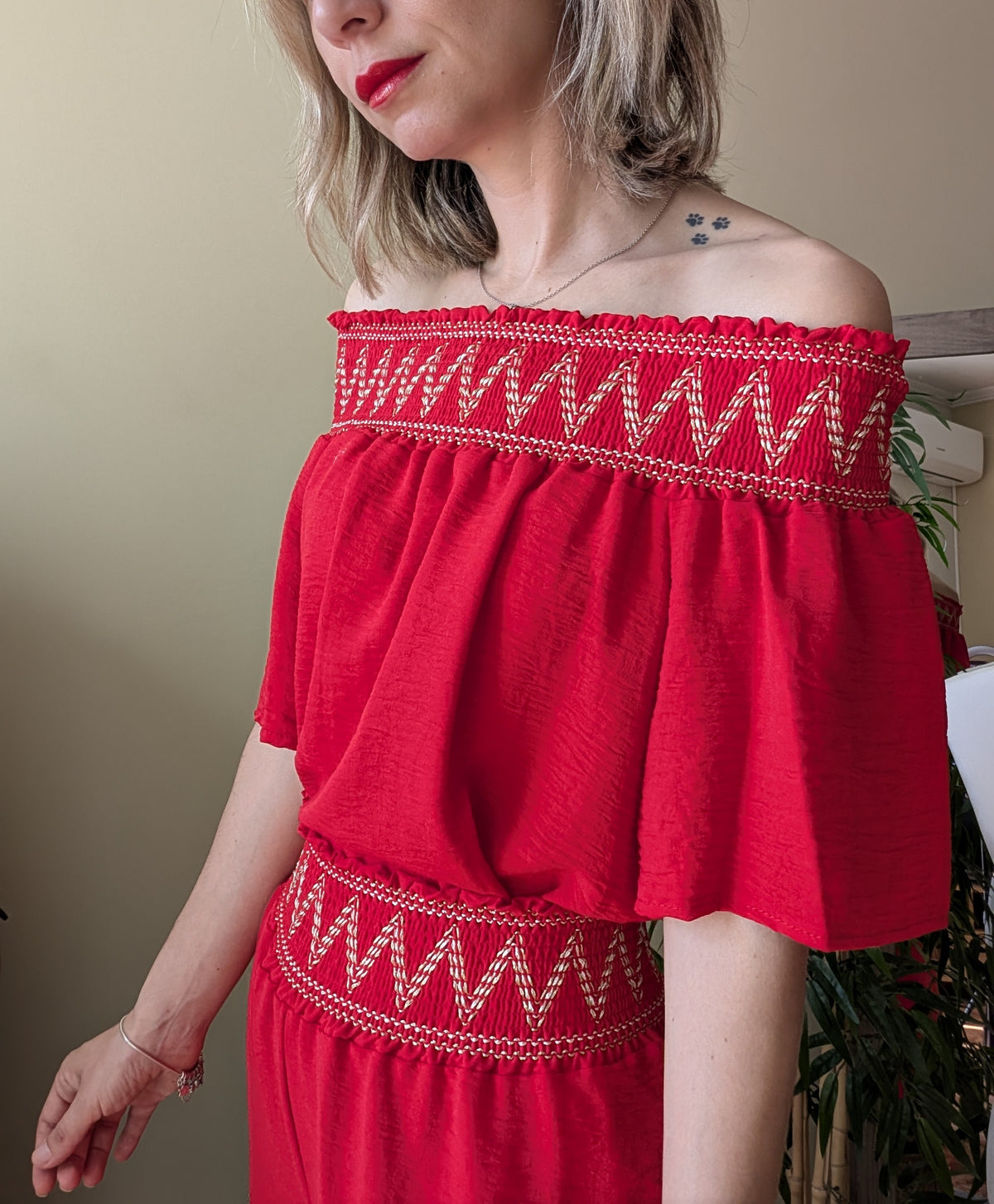 Top rojo de hombros descubiertos estilo bardot