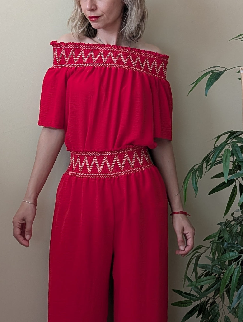Conjunto rojo de dos piezas con top y pantalón ancho