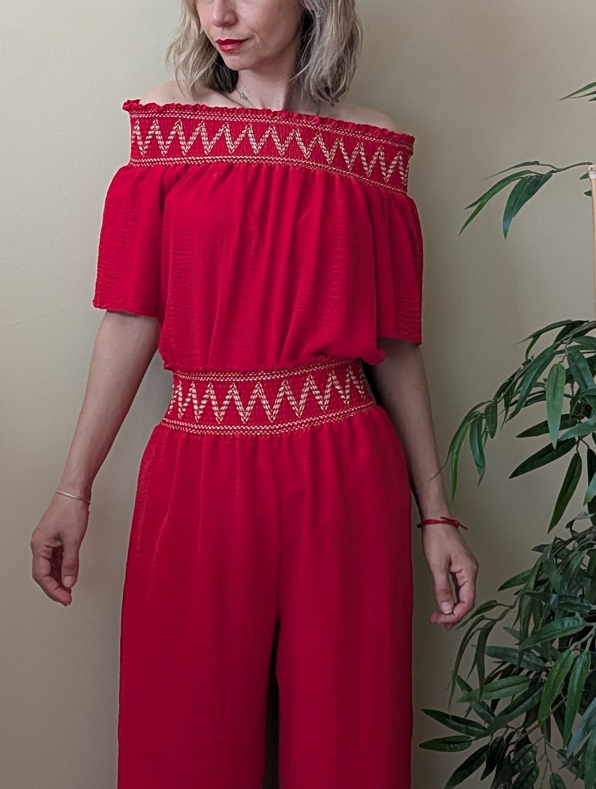 Conjunto rojo de dos piezas con top y pantalón ancho