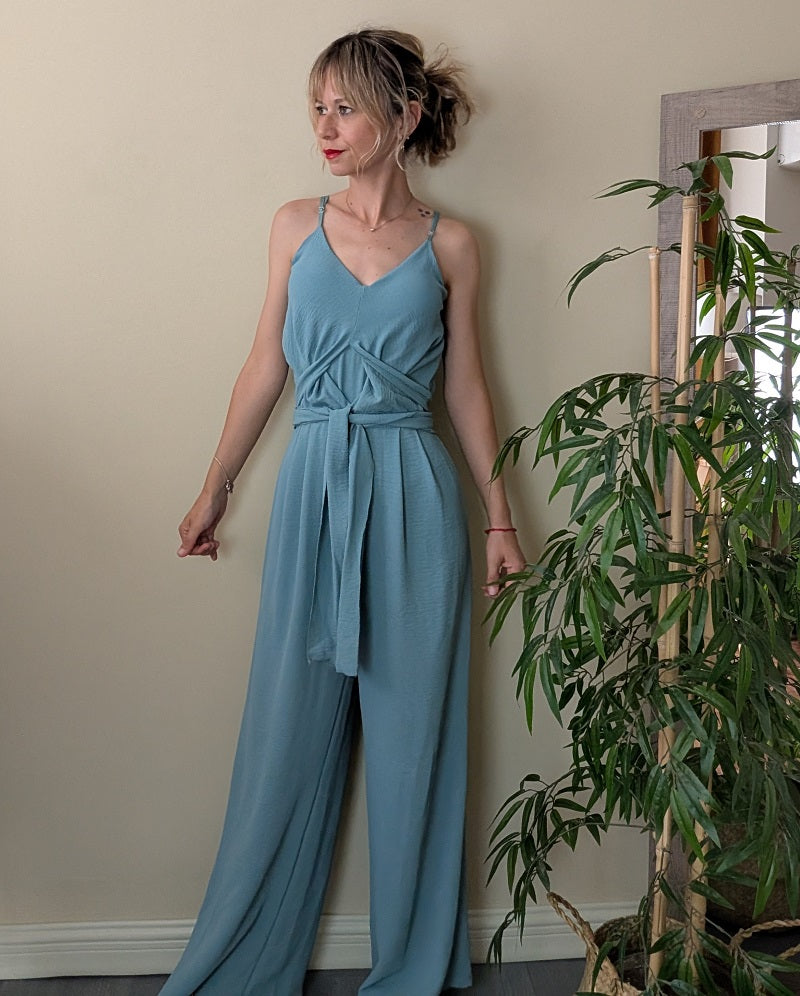 Mono largo azul verdoso de mujer con tirantes, cinturón y pantalón ancho