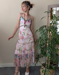 Vestido midi floral plisado multicolor con tirantes finos y falda por capas