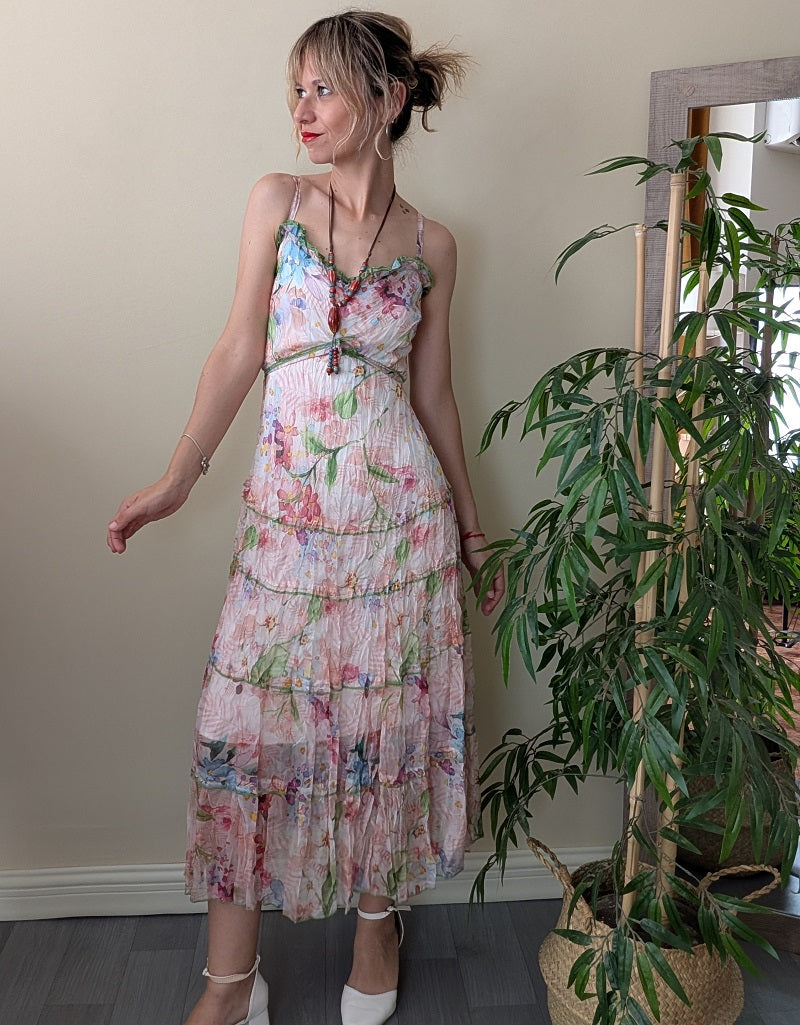 Vestido midi floral plisado multicolor con tirantes finos y falda por capas