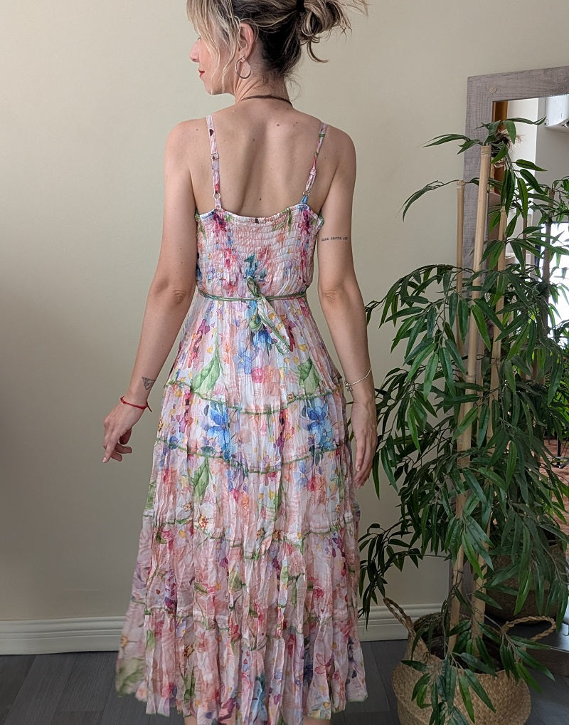 Vestido floral de tirantes con cintura marcada
