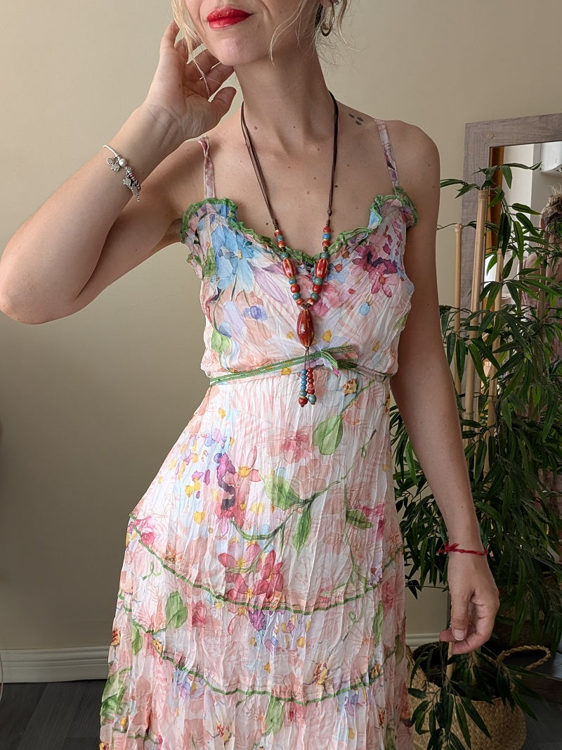 Detalle del estampado floral y la falda plisada