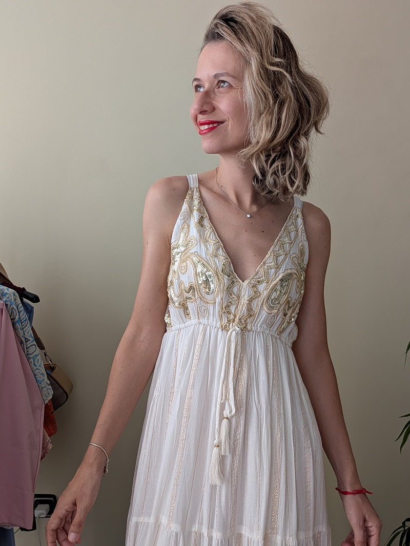 Vestido blanco largo de estilo bohemio con cintura ajustable