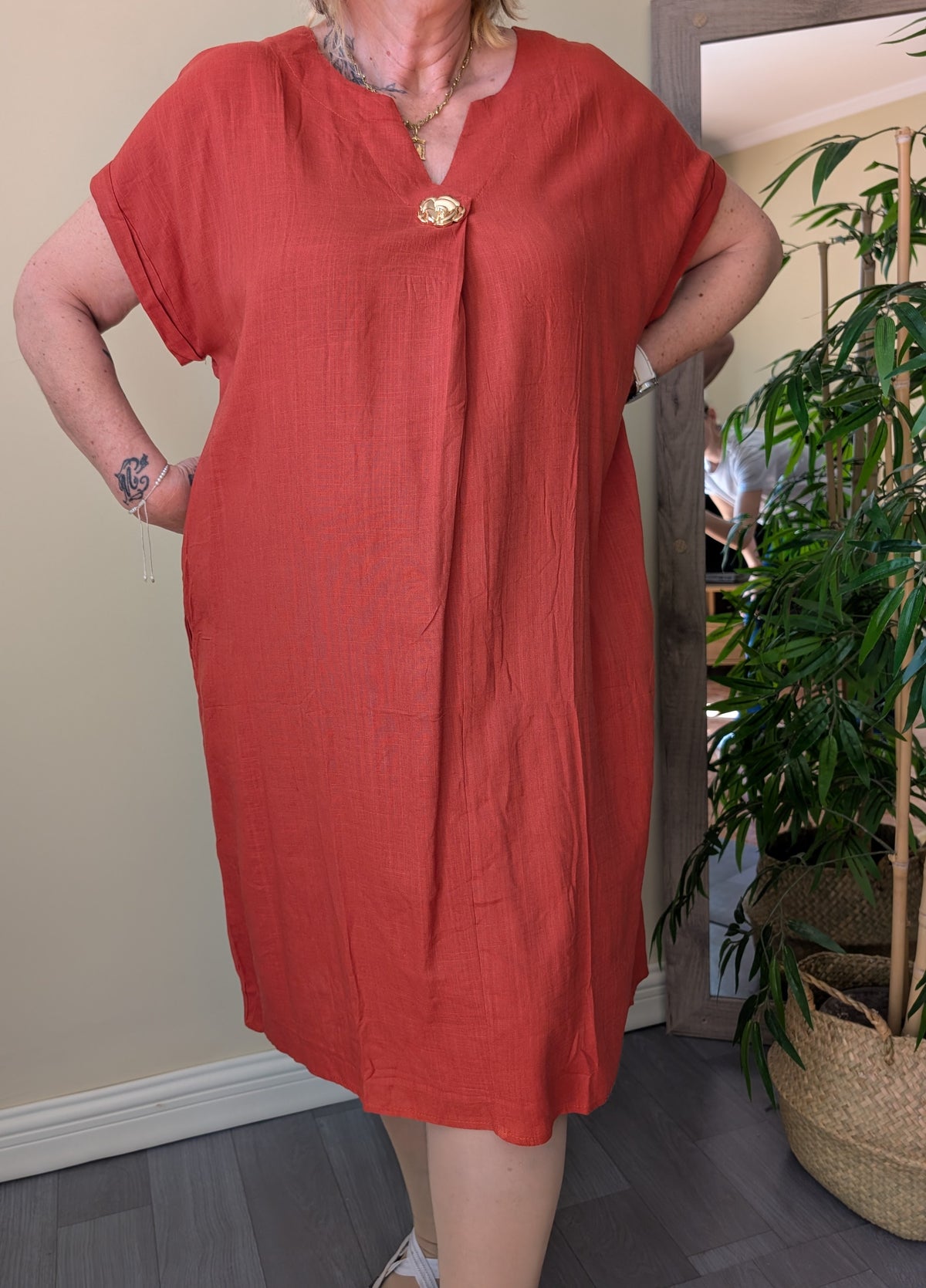 Vestido midi rojo de corte amplio con manga corta y detalle dorado en el escote